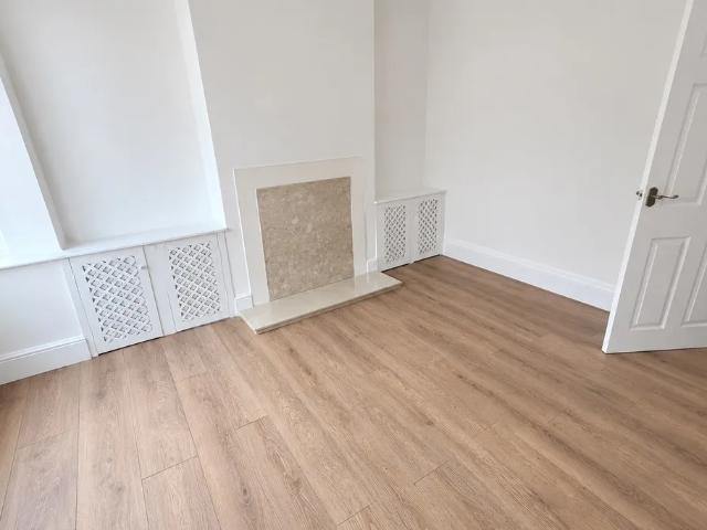 2 bedroom property to let in Frederick Road, Oldbury, B68 £1,100 pcm