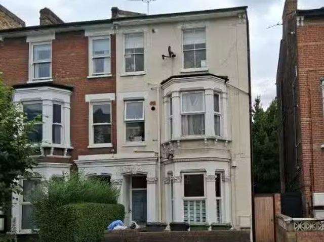 2 bedroom property to let in Herne Hill Road, London, SE24 £.