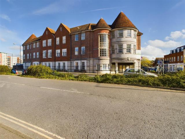 2 bedroom property to let in High street, crawley £1,495 pcm