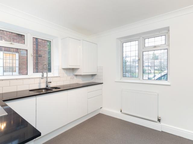 2 bedroom property to let in Hill Crest, Upper Brighton Road, Surbiton, KT6 £1,850 pcm