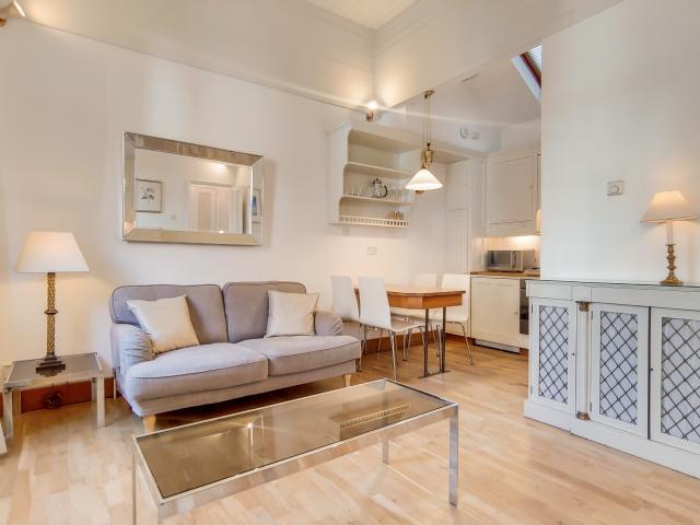 2 bedroom property to let in Lucerne Mews, London, W8 £3,250 pcm