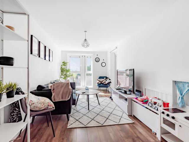 2 bedroom property to let in Lyons Way, Slough, SL2 £1,500 pcm