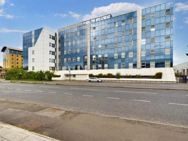 2 bedroom property to let in London Road, Crawley £1,250 pcm