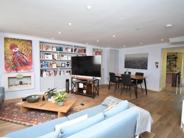 2 bedroom property to let in Poyntz Road, London, SW11 £4,950 pcm
