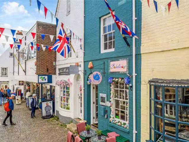 2 bedroom property to let in Quay Street, Lymington, SO41 £1.
