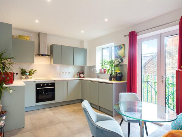 2 bedroom property to let in Silver Crescent, London, W4 £2,500 pcm