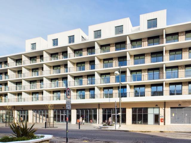 1 bedroom property to let in The Broadway, Crawley £1,300 pcm
