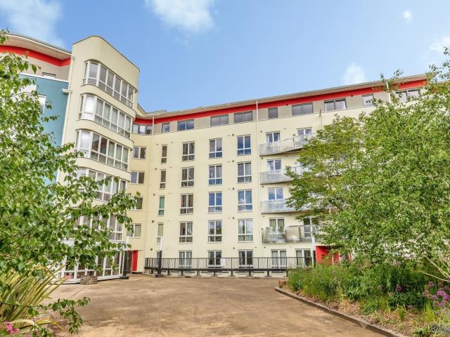 2 bedroom property to let in The Crescent, Hannover Quay £2,000 pcm