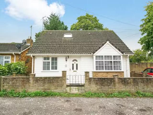 2 bedroom property to let in Till Avenue, Farningham, Dartford.