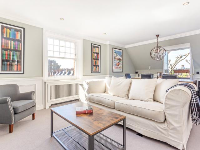 2 bedroom property to let in Tite Street, Chelsea, London, SW3 £4,700 pcm