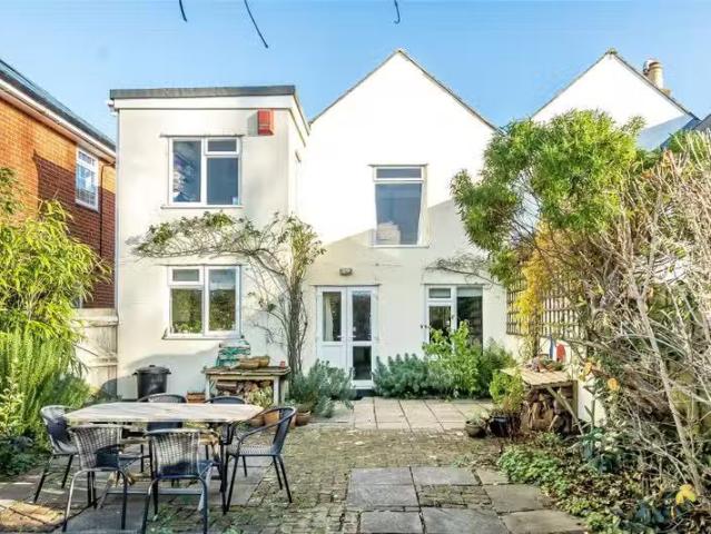 2 bedroom property to let in Westfield Road, Lymington, SO41.