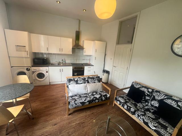 2 bedroom property to let in 672a BRISTOL ROAD £300 pw