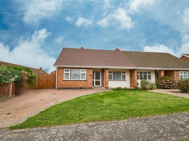 2 bedroom property to rent on Sharpless Road, Burbage