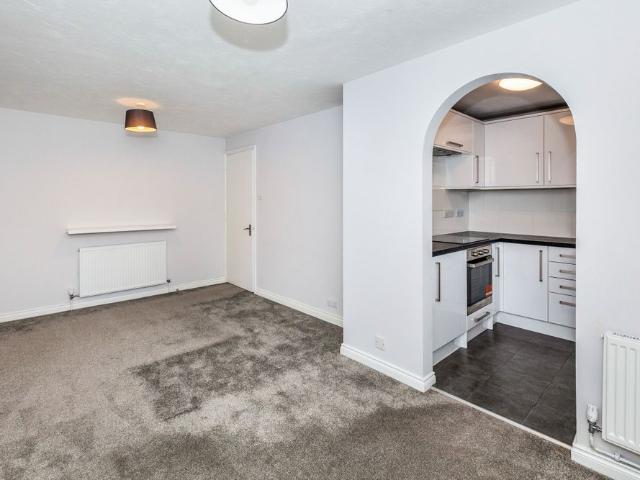 2 bedroom property to rent Parry Drive, Weybridge, KT13