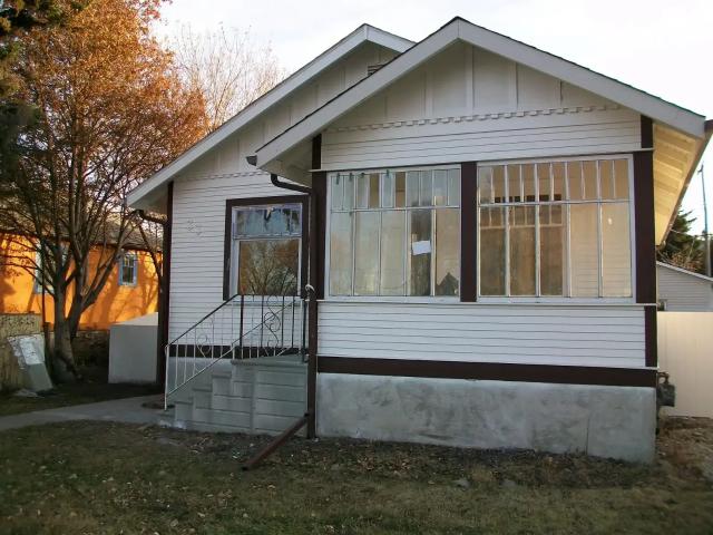 2 bedroom room Main floor stampede 25 Ave Downtown — 2 Bedrooms Main Floor