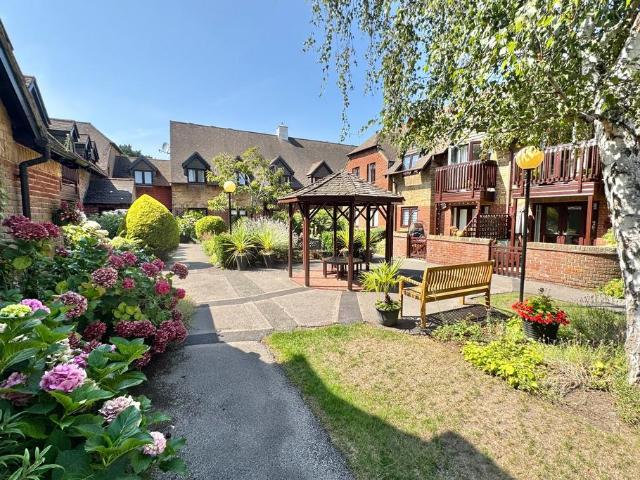 2 bedroom ground flat for sale