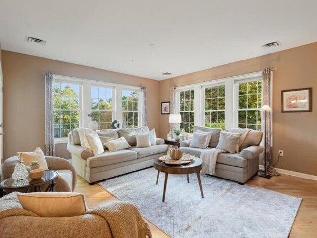 2 bedroom, Reading MA 01867 105493498