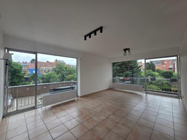 2 bedroom renovated apartment with garage in Anderlecht