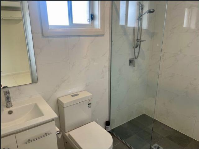 2 Bedroom With Own Driveway & Private Yard