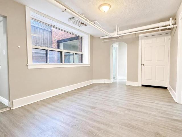 2 bedroom, Windsor ON N9A 3P2 105968890