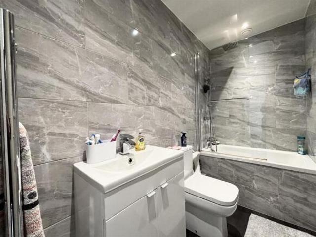 2 bedroom town house for sale in Acaster Drive, Low Moor, Bradford, BD12