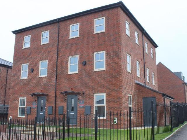 2 bedroom town house for rent in Broughton Drive, Seacroft, Leeds, LS14