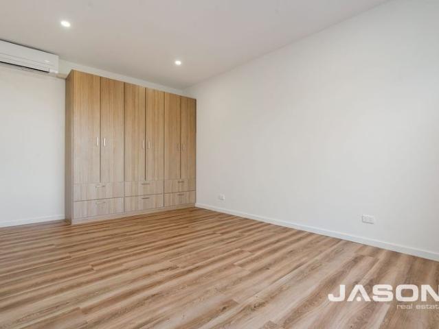 2 BEDROOM TOWNHOME IN THE HEART OF TULLAMARINE
