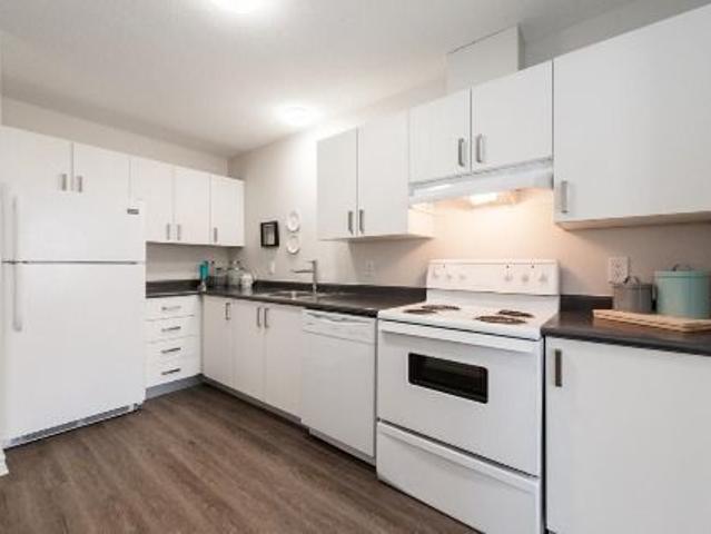 2 BEDROOM TOWNHOME Private yard! — 2 Bedroom