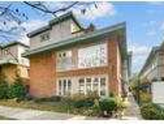 2 Bedroom Townhome with Rooftop Deck in Oak Park Available Now