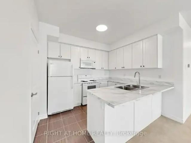 2 Bedroom Townhouse Oakville ON 104471097