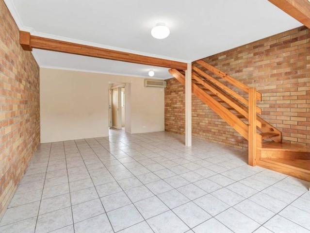2 BEDROOM TOWNHOUSE ON POPULAR PAPPAS WAY!