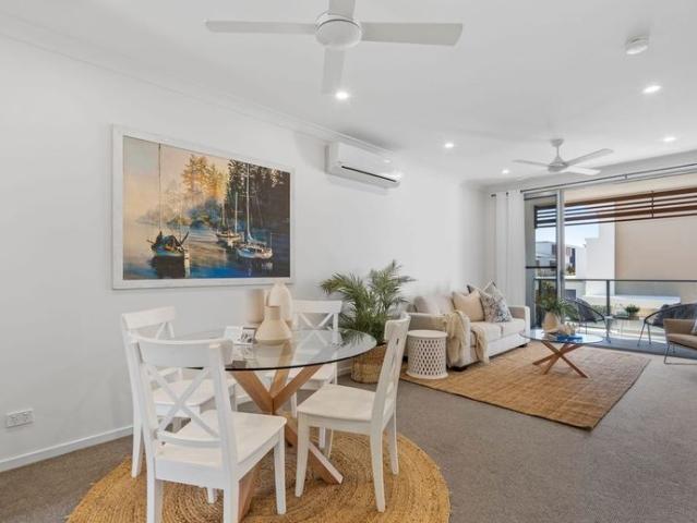 2 BEDROOM TOWNHOUSE ON WATERFRONT IN EMERALD LAKES