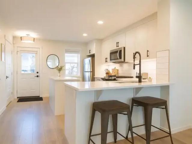 2 Bedroom Townhouse Calgary AB 105377667