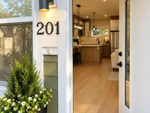 2 Bedroom Townhouse Calgary AB 105394855