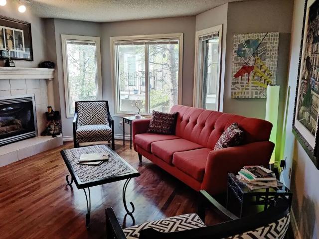 2 Bedroom Townhouse Close to Downtown — 2 Bedrooms+ Den Townhouse