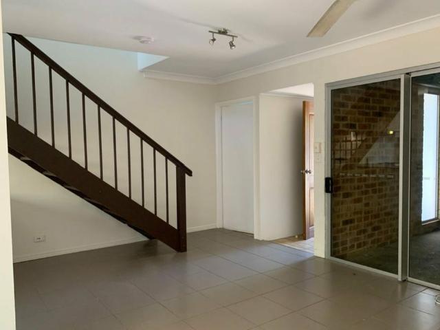 2 BEDROOM TOWNHOUSE CLOSE TO EVERYTHING