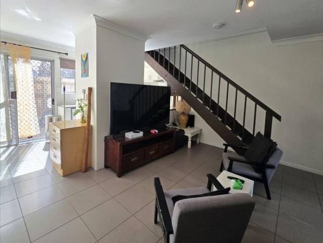 2 BEDROOM TOWNHOUSE CLOSE TO EVERYTHING