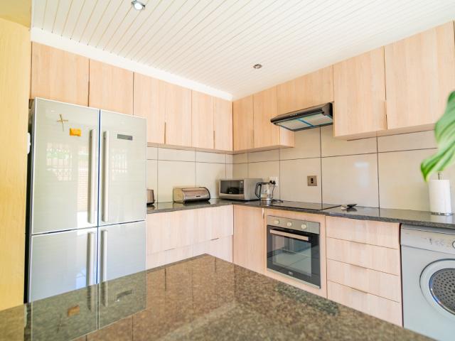 2 Bedroom Townhouse For Sale in Maroeladal