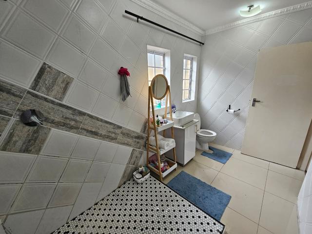 2 Bedroom Townhouse For Sale in Meer En See