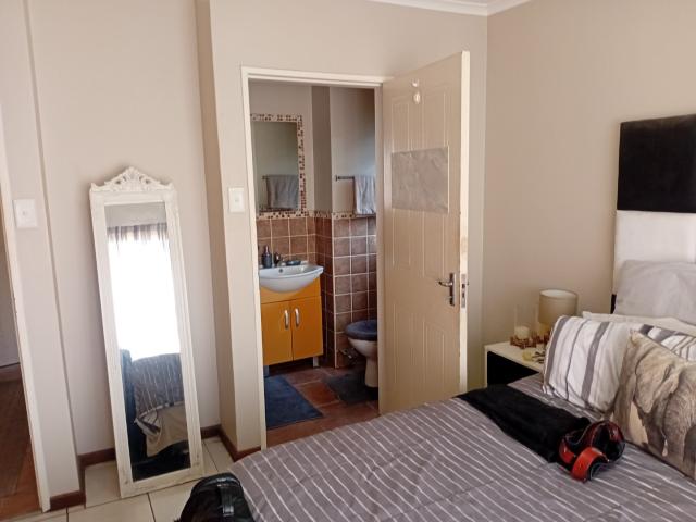 2 Bedroom Townhouse For Sale in Meredale