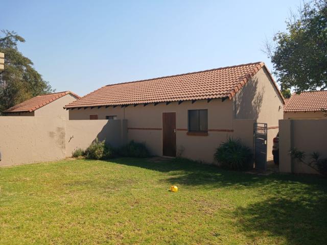 2 Bedroom Townhouse For Sale in Mooikloof Ridge