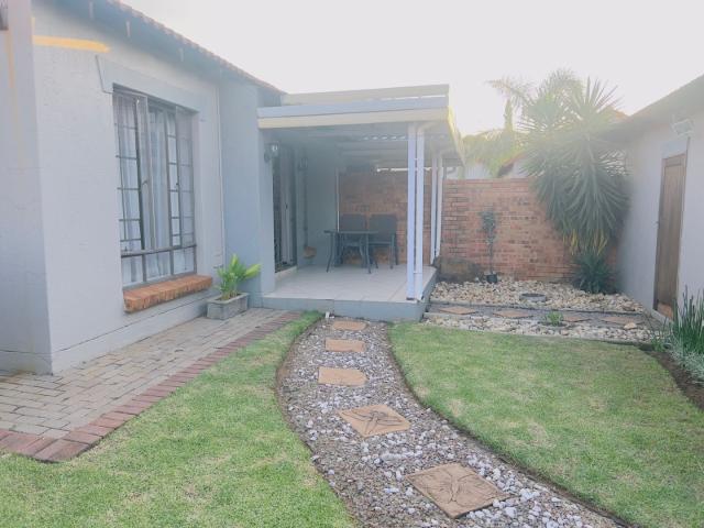 2 Bedroom Townhouse For Sale in Monavoni