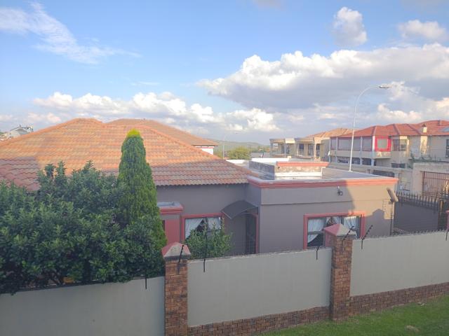2 Bedroom Townhouse For Sale in Mondeor