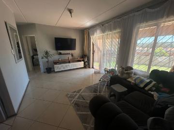 2 Bedroom Townhouse For Sale in Mondeor