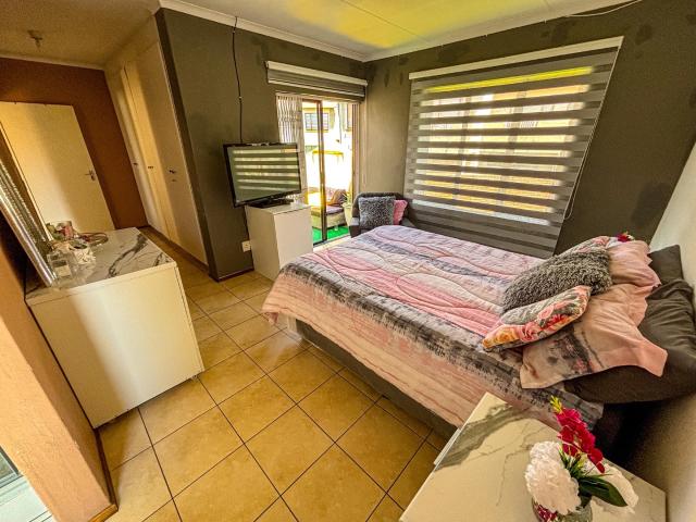2 Bedroom Townhouse For Sale in Mondeor