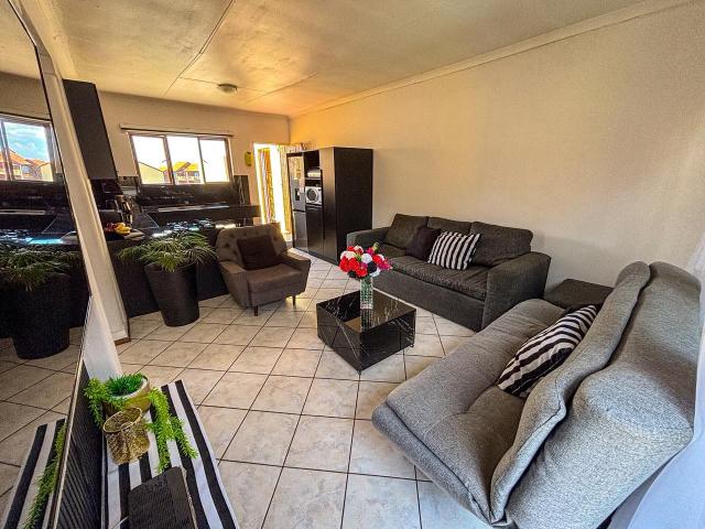 2 Bedroom Townhouse For Sale in Mondeor
