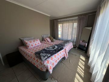 2 Bedroom Townhouse For Sale in Mondeor
