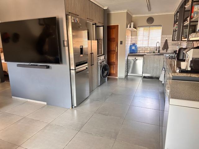 2 Bedroom Townhouse For Sale in Moreleta Park