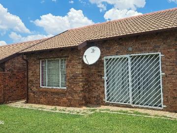 2 Bedroom Townhouse For Sale in Noordwyk