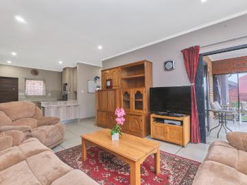 2 Bedroom Townhouse For Sale in North Riding